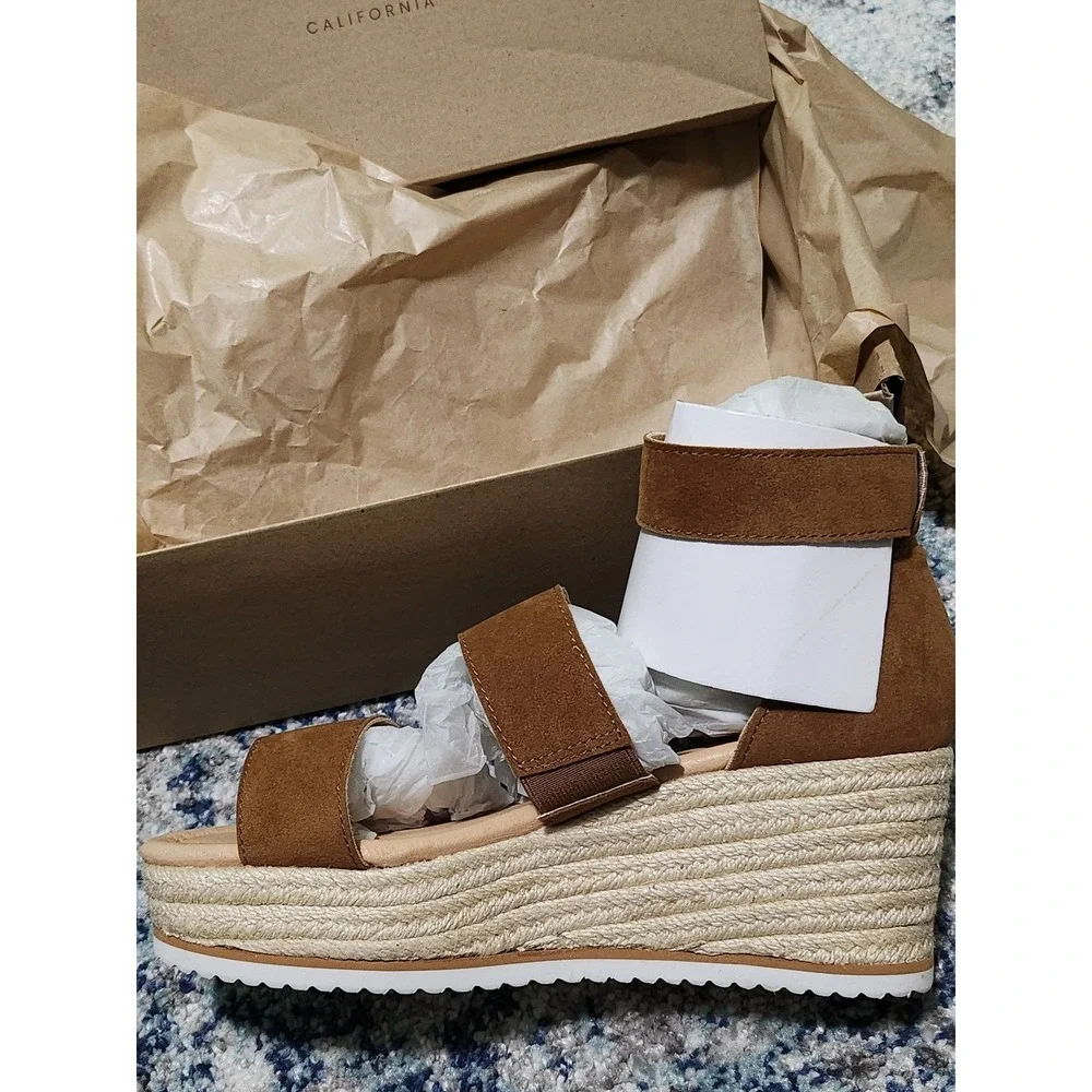 Oasis Society Women's Brown Espadrille Wedge Sandals